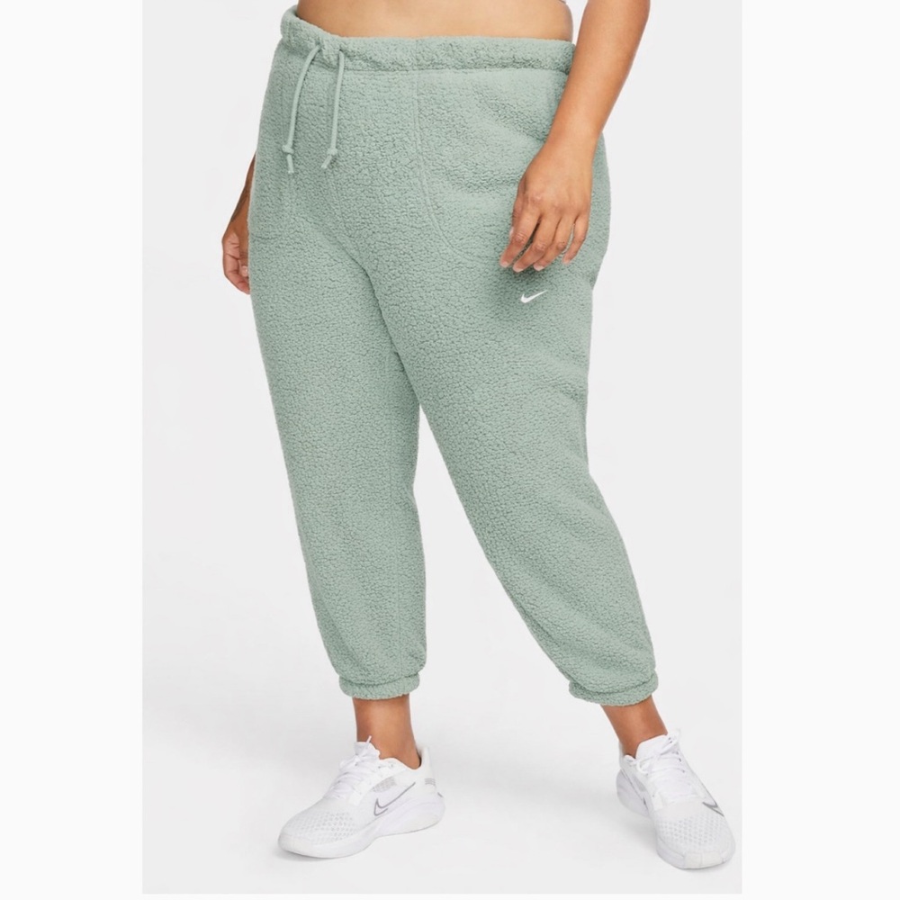 Nike Therma-FIT Women’s 2X Sage Green Sherpa Fleece Joggers Drawstring Pants